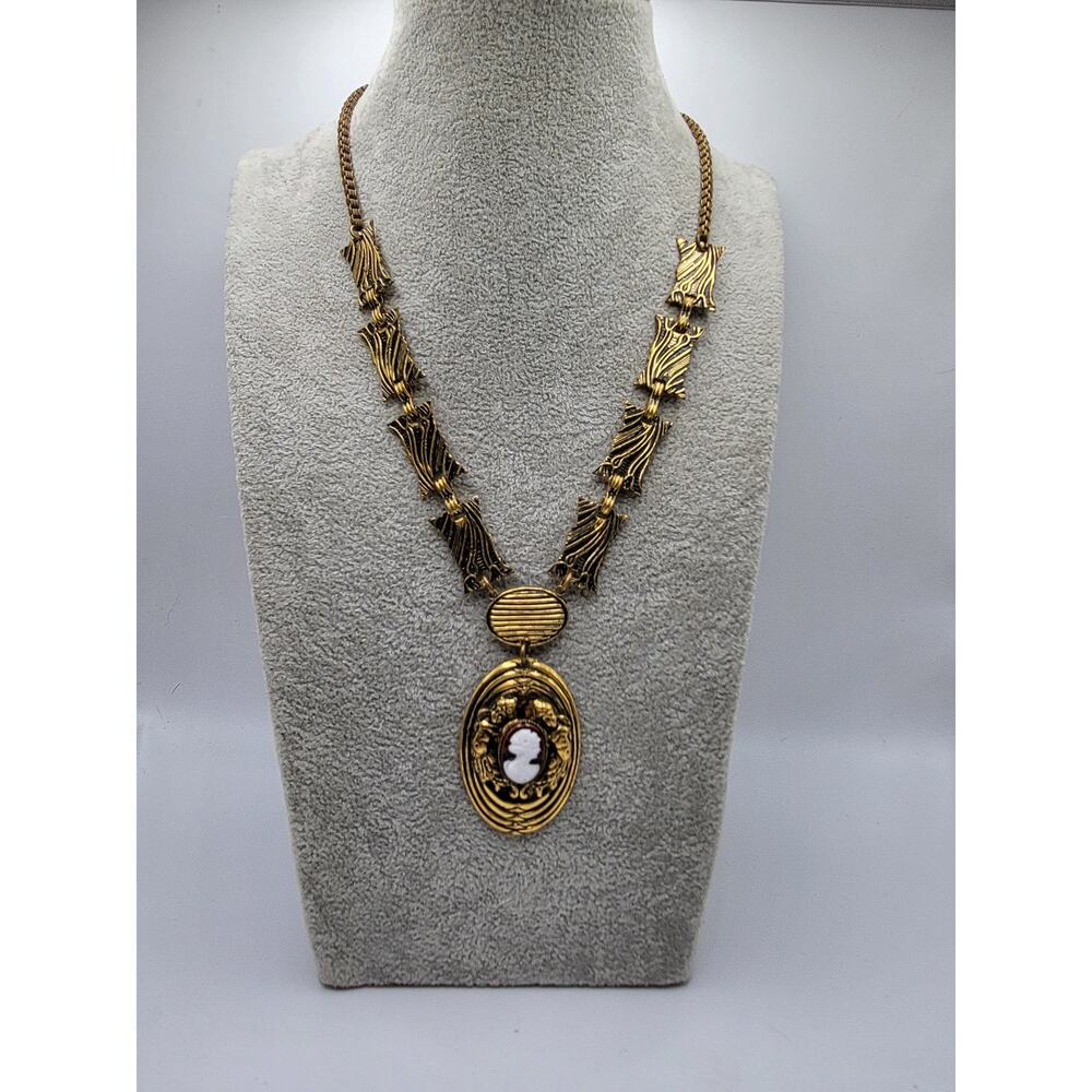 Vintage Gold Tone Cameo Pendant Necklace Ornate Link Chain